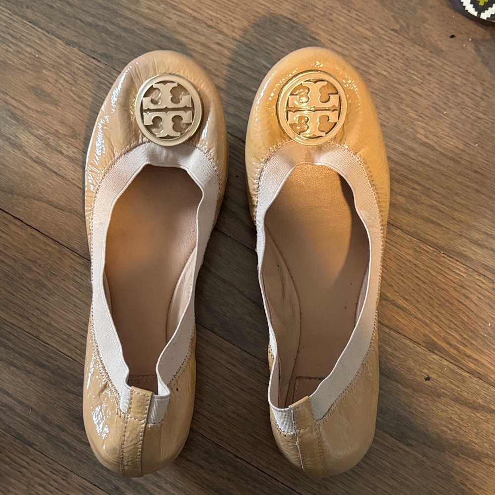 Tory Burch Beige Patent Leather Logo Ballet Flats